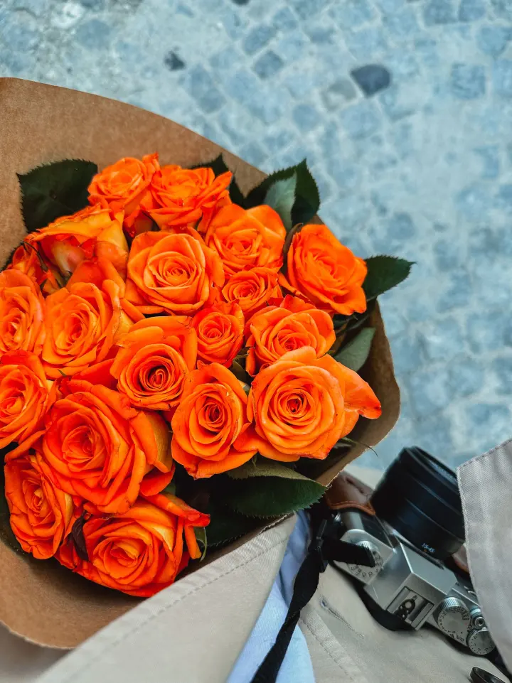 Bouquet de rosas naranjas visto desde arriba