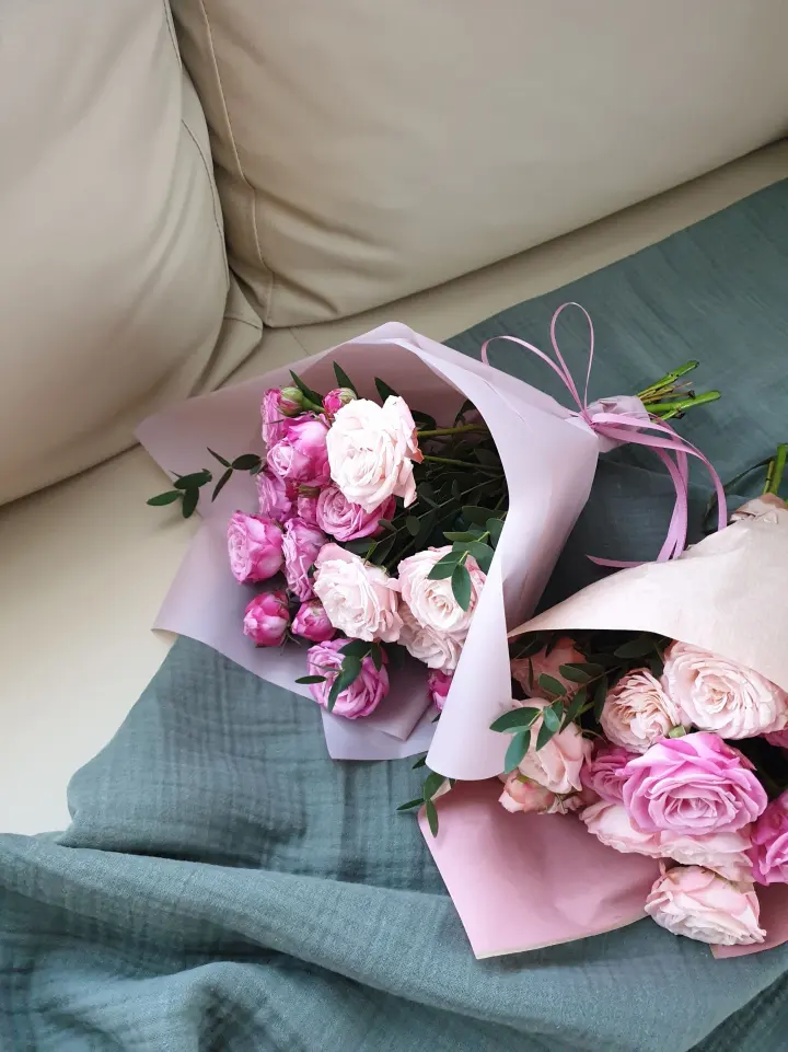 Bouquet Rosé: rosas rosadas en papel pastel